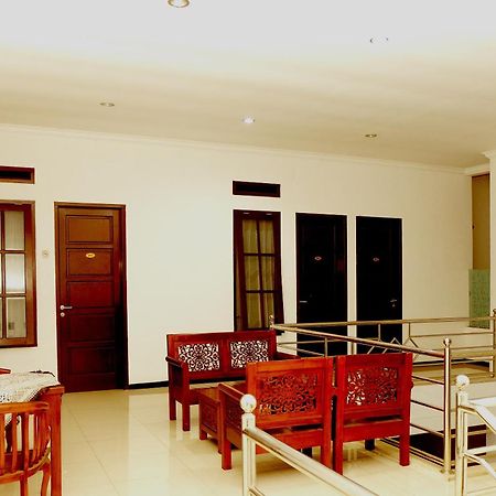 Oyo 350 D' Maktab Homestay Syariah マラン エクステリア 写真