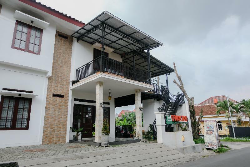 Oyo 350 D' Maktab Homestay Syariah マラン エクステリア 写真
